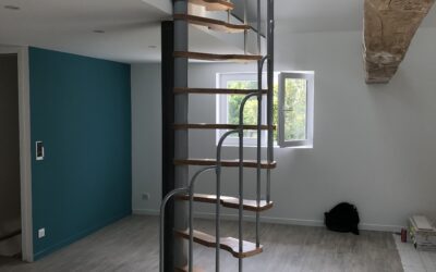 Escalier bois et métal gris argent